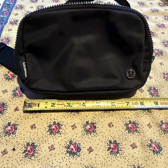 Lululemon Black Belt Bag 1L NWOT - Picture 9 of 9